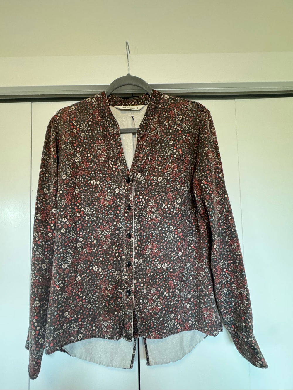 FIG back and red Floral Mandarin Collar Button-Up Shirt Size Medium Lyocell